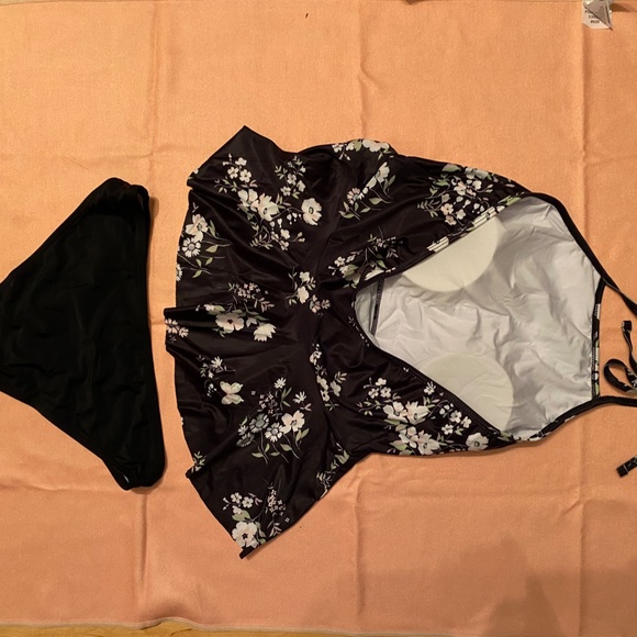 Sweet Floral print Halter Tankini with Peplum Black Bottoms - Picture 7 of 16